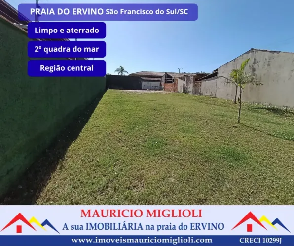 Lote limpo aterrado e murado na segunda quadra do mar na Praia do Ervino