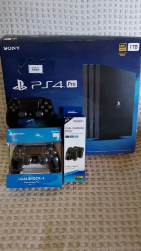 Vendo Console PS4 PRO" 1TB " com 2 controles, e base de carregamento + um jogo Bloodborne