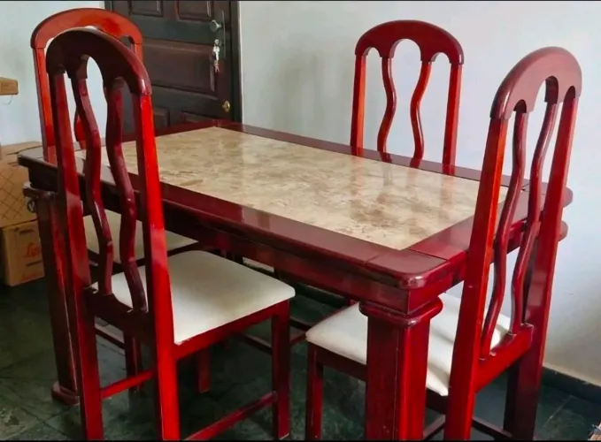 Mesa de Madeira com tampo de granito R$500