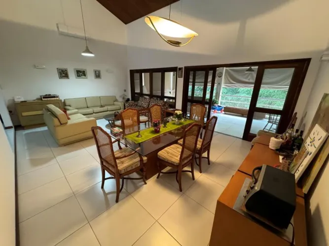 Casa em Condomínio à Venda com 500 m² Privativos com Lazer Completo e Vista para o Jardim
