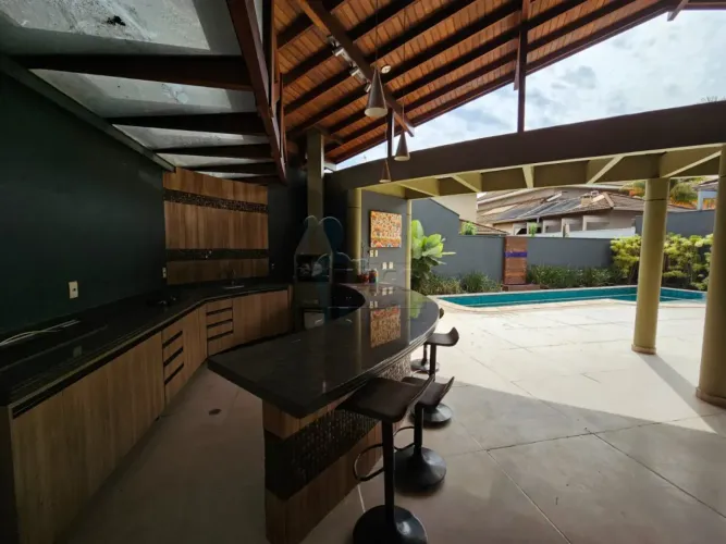 Sobrado em condomínio, com 04 quartos, 318 m², Santa Mônica.
