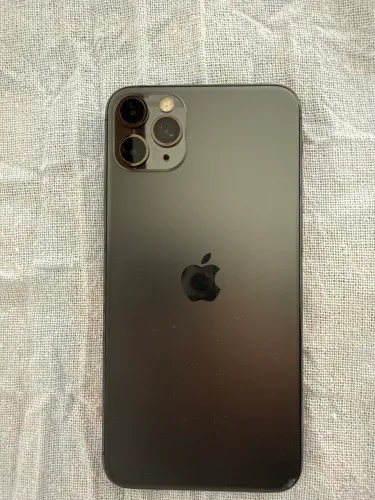 ? iPhone 11 Pro Max 64GB, Funciona Normal, Tela Trincada e Detalhe na Traseira R$800