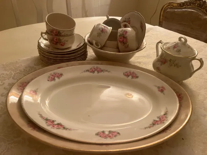 Peças de porcelana PARA CENÁRIO LER ANÚNCIO
