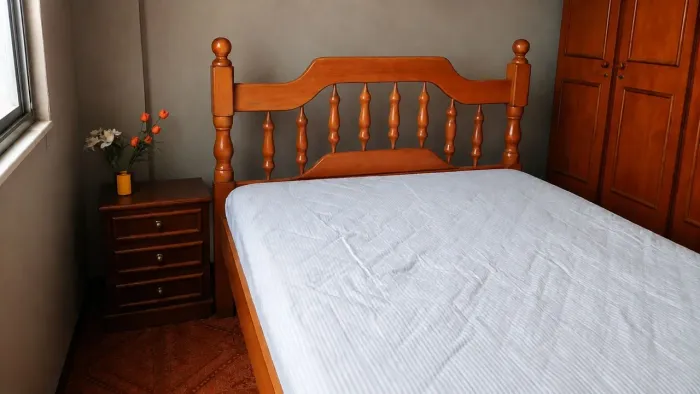 Cama de casal em madeira maciça + colchão (usados)