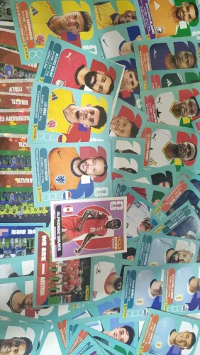 KIT 150 FIGURINHAS COM LEGENDS BRILHANTES SELECOES JOGADORES.