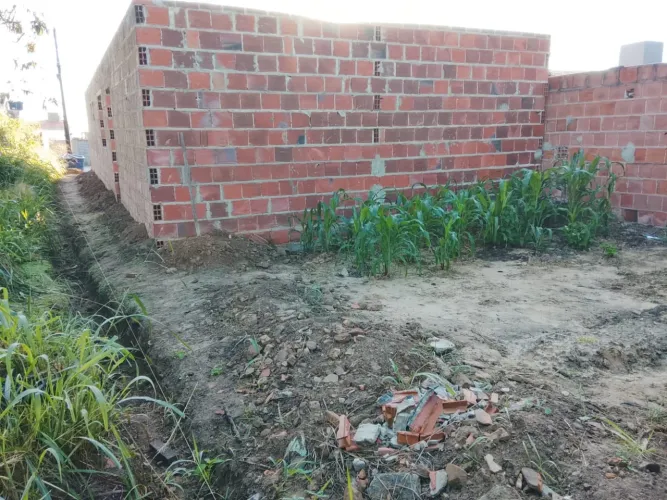 Vendo um terreno com uma casa em construção