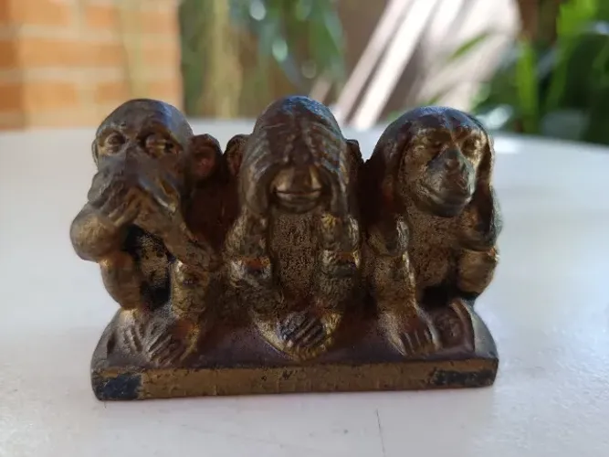 estatueta decorativa antiga - os três macacos sábios (cego, surdo e mudo)