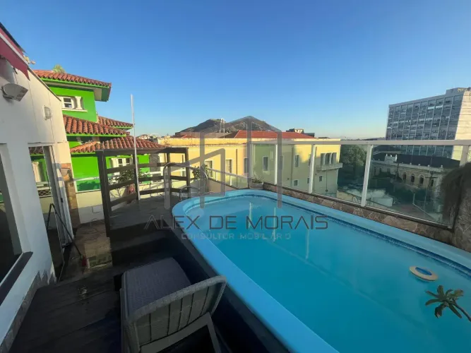 Excelente casa no Centro de Vitória,muito bem localizada, piscina aquecida, 3 andares, 2 s