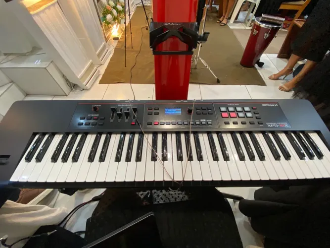 Teclado sintetizador roland xps10x, com suporte stay e pedal original da roland.
