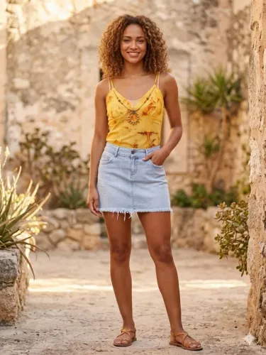 Blusa de alcinha fina com detalhe de colar na peça