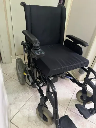Cadeira de rodas motorizada 