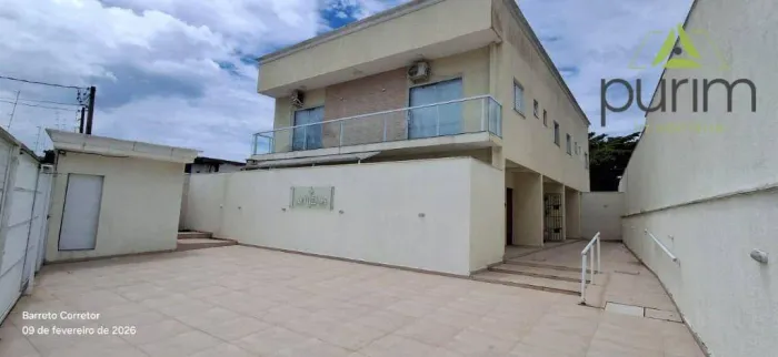 Sobrado em condomínio fechado, 2 suítes, piscina, área de churrasqueira