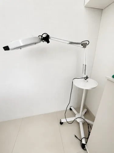 Lupa Luminária Led Tripé Com Bandeja Estética Autovolt Estek