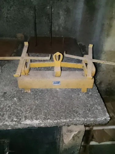 Balança antiga tá sem os pratos e os pesos