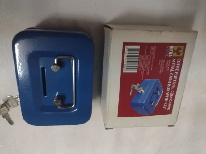 Cofre portátil com chave em metal com pintura especial 