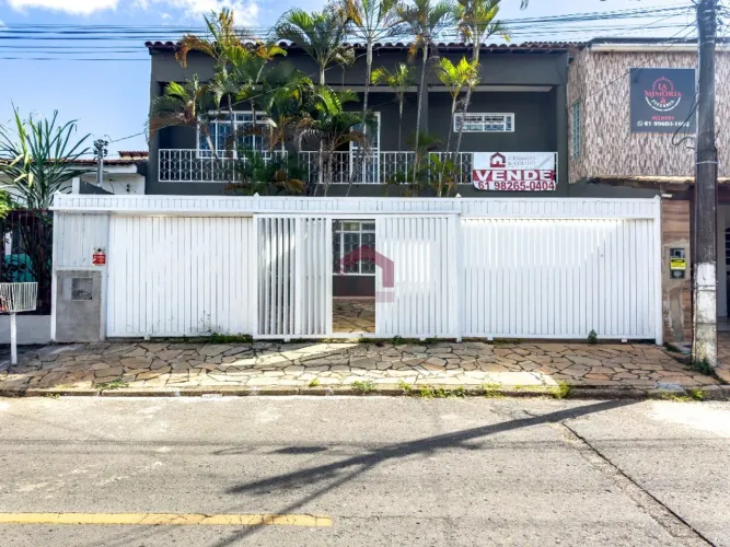 QR 1 - 219M² - 3 QUARTOS - SUÍTE - CASA SOLTA - CANDANGOLÂNDIA