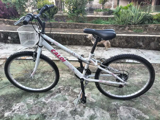 Bicicleta Caloi Ceci aro 24 com marchas, cor branca