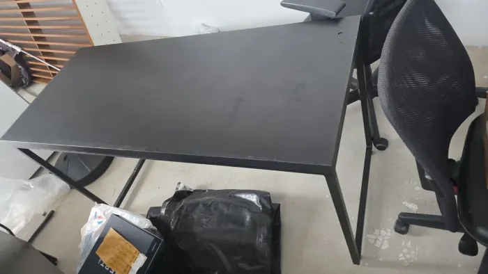 Mesa com gaveteiro para escritório