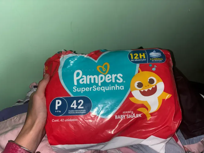 Pacote de fraldas Pampers Supersequinha Baby Shark tamanho P com 42 unidades.