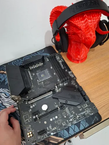 Kit Up: Placa-mãe MSI MPG B550 Gaming Plus + 16GB RAM Asgard (2x8GB) 3600MHz