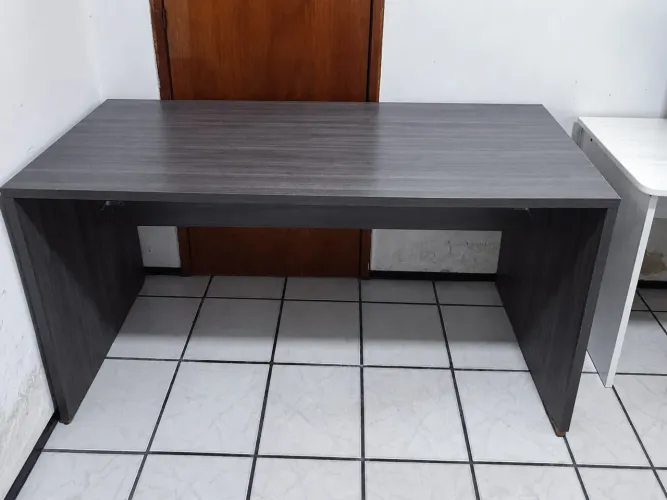 Mesa de escritório cinza escuro 