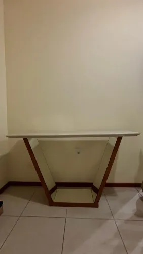 Vendo: Aparador Decorativo com Espelhos - Tampo Claro e Base Amadeirada