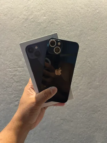 iPhone 13 128gn semi novo completo na caixa. 