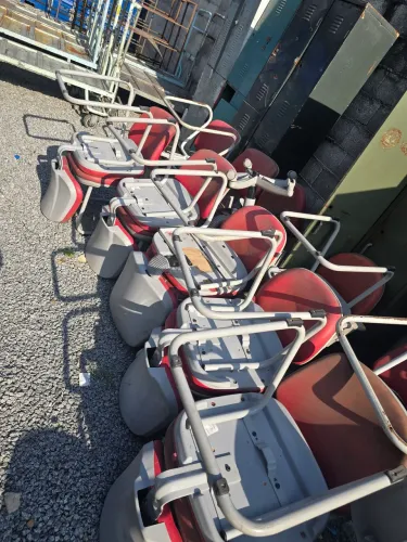Lote 25 cadeiras fixas Cavaletti caderode  corino metal vermelho. Precisando de  reparo