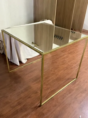 Mesa de vidro pra loja de roupa