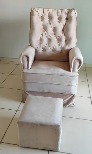 Cadeira de Amamentação de Balanço com Puff