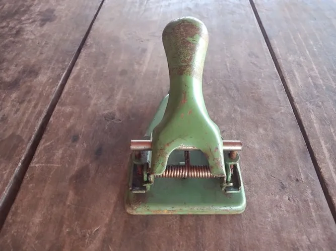 Furador manual antigo 
