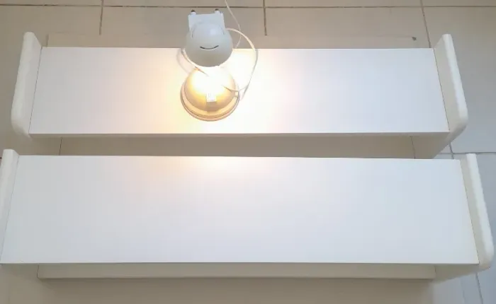Kit 2 prateleiras  quarto de criança em mdf + luminária