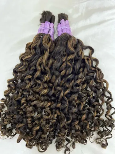 Cabelo cacheado moreno iluminado 