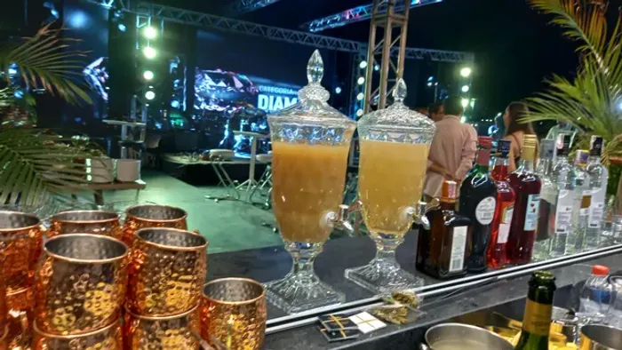 Equipe de barmans e garçons