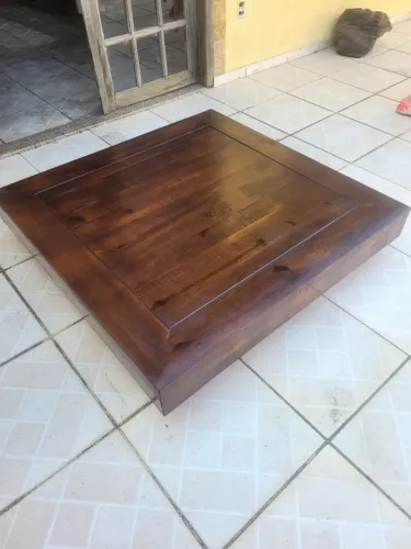 Mesa de madeira estilo rústico
