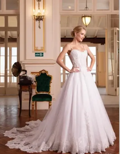 Vestido noiva rodado, branco, decote em u.
