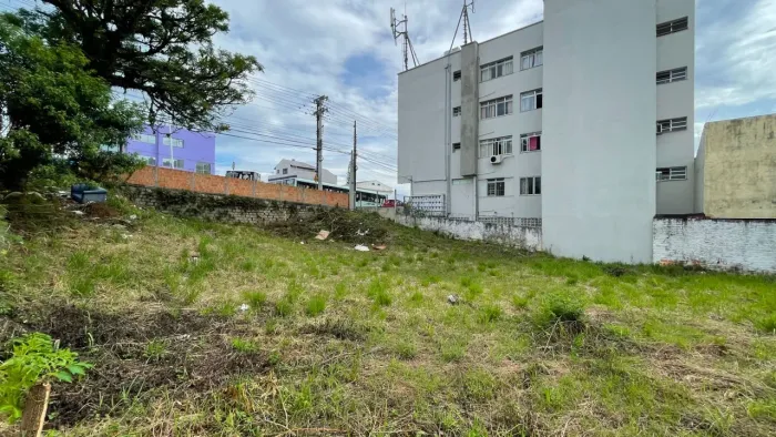 Terreno com viabilidade para construção, de frente para avenida em Capoeiras - Á venda em 