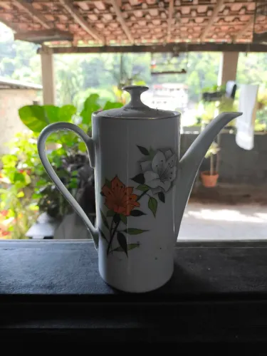 Bule de Porcelana com Flores
