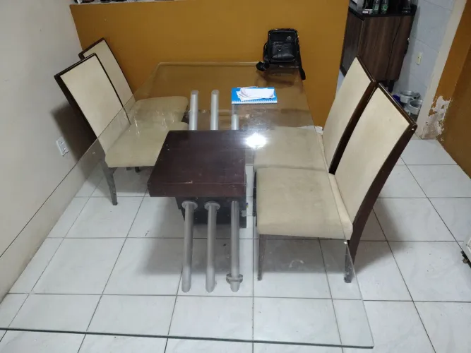 Mesa com 8 cadeiras, Vidro e madeira boa