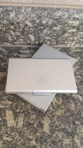 Porta cartão em alumínio.