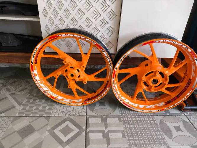 VENDO PAR DE RODAS CB TWISTER 250 ORIGINAIS 2016/2022 