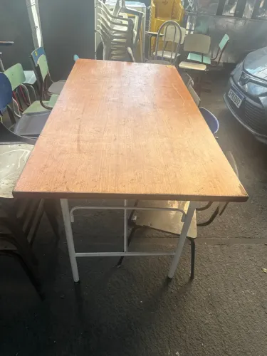 Mesa retangular de madeira