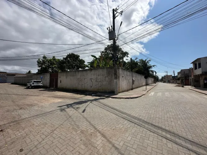 Terreno de esquina, sol da manha com 900 m2 todo murado, aterrado, árvores frutíferas.