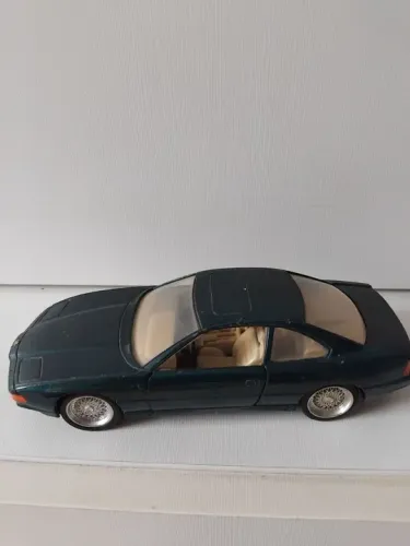 Miniatura BMW 850i verde