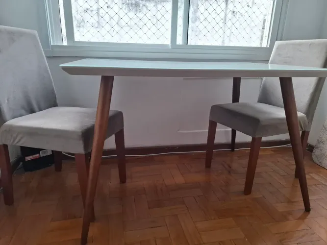 Mesa com 4 cadeiras novas!