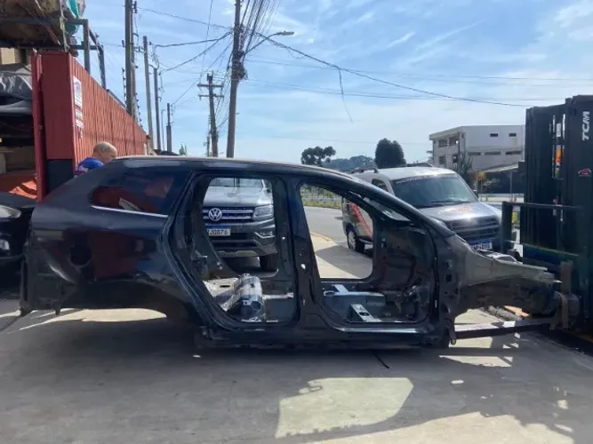 Caixa de ar com coluna T lado direito Volvo XC60 2009 nosso corte padrão