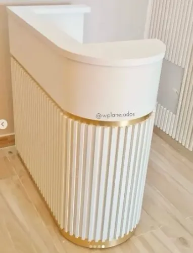 Balcão Recepção Arredondado com Detalhe Dourado