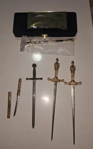 Coleção de CINCO Espadas Decorativas miniaturas