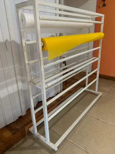 Vende-se expositor para TNT, toalha de mesa?