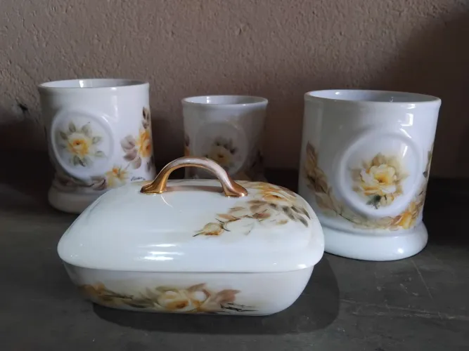 Conjunto para banheiro em louça
